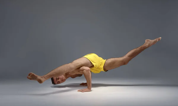 Yoga Muscular Está Mãos Pose Difícil Posição Meditação Fundo Cinza — Fotografia de Stock