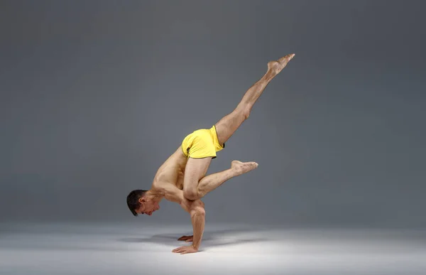 Musculaire Yoga Staat Handen Moeilijke Houding Meditatie Positie Grijze Achtergrond — Stockfoto