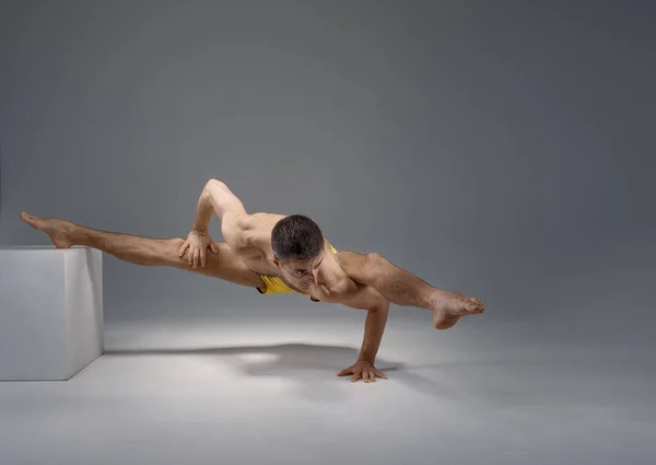 Yoga Muscular Mantém Equilíbrio Pose Difícil Pedestal Posição Meditação Fundo — Fotografia de Stock