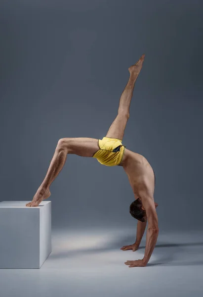 Mannelijke Yoga Zijn Ellebogen Zijaanzicht Meditatie Grijze Achtergrond Sterke Man — Stockfoto