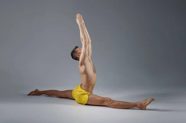 Mannelijke Yoga Zit Een Twijnachtige Ontspannen Positie Grijze Achtergrond Sterke — Stockfoto