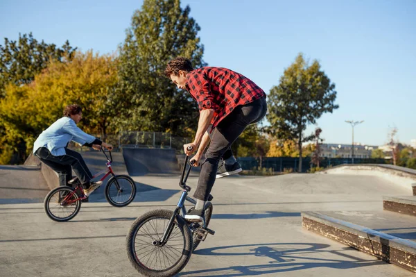 Két Férfi Bmx Motoros Trükköket Csinál Skateparkban Extreme Kerékpár Sport — Stock Fotó