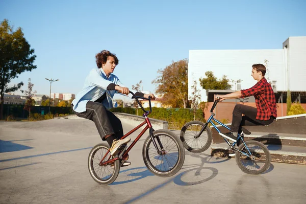 Dos Moteros Machos Bmx Haciendo Trucos Skatepark Deportes Extremos Bicicleta — Foto de Stock