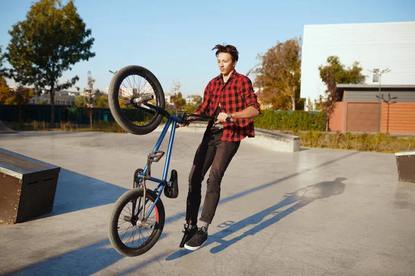 Bmx 스케이트 파크에서 트릭을 훈련을 받습니다 자전거타기 자전거 거리달리기 공원에서 — 스톡 사진