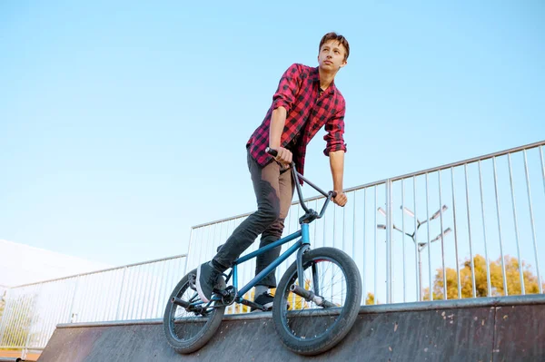 Biker Bmx Fazendo Truque Adolescente Treinamento Skatepark Extremo Esporte Bicicleta — Fotografia de Stock