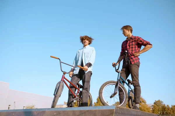 청소년들은 스케이트 파크의 포즈를 취합니다 극한의 자전거 자전거 거리에서의 자전거타기 — 스톡 사진