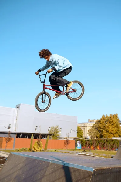Maschio Bmx Motociclista Facendo Trucco Sulla Rampa Adolescente Formazione Skatepark — Foto Stock