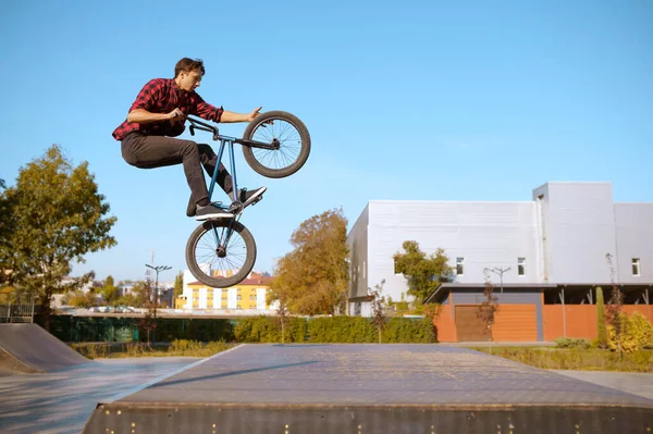 Férfi Bmx Motoros Felugrik Rámpára Tinédzser Skateparkban Edz Extreme Kerékpár — Stock Fotó