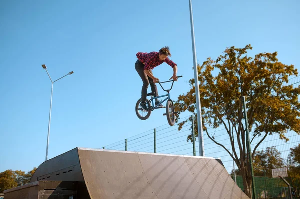 Férfi Bmx Motoros Felugrik Rámpára Tinédzser Skateparkban Edz Extreme Kerékpár — Stock Fotó