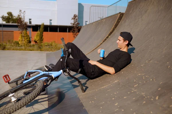Fiatal Férfi Bmx Motoros Szabadidő Rámpán Tinédzser Skateparkban Extreme Kerékpár — Stock Fotó