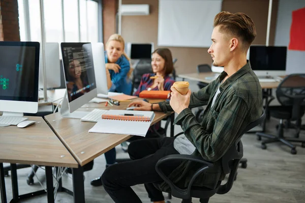 Jóvenes especialistas en informática trabajan en ordenadores de oficina —  Fotos de Stock