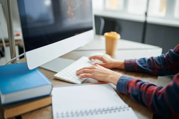 Vrouwelijke IT-specialist handen op toetsenbord in kantoor — Stockfoto