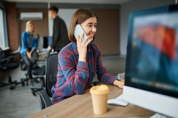 Žena IT specialista mluvit telefonicky v kanceláři — Stock fotografie