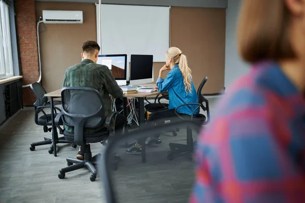 Specialisti IT lavora su computer, vista posteriore — Foto Stock