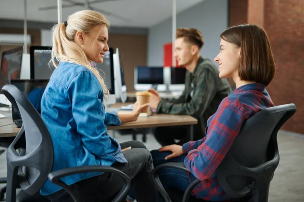 Alegre especialistas en TI en oficina, trabajo de éxito — Foto de Stock