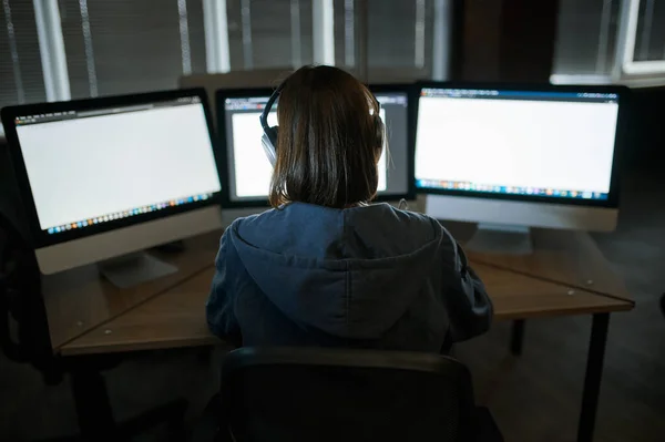 Женщина Интернет Хакер Наушниках Работает Компьютере Темном Офисе Незаконный Веб — стоковое фото