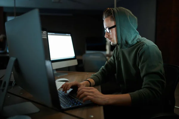 Άντρας χάκερ στο διαδίκτυο με κουκούλα και γυαλιά — Φωτογραφία Αρχείου
