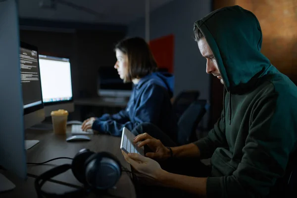 Hackers masculinos y femeninos trabajan en darknet —  Fotos de Stock