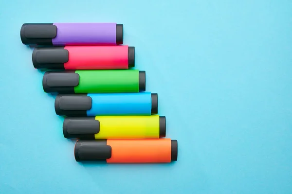 Conjunto Coloridos Marcadores Permanentes Sobre Fondo Azul Artículos Papelería Oficina —  Fotos de Stock