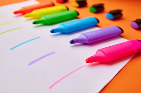 一套彩色的永久性记号用笔划在纸上 办公用品 学校或教育配件 书写和绘图工具 — 图库照片