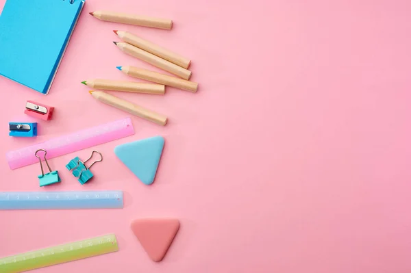 Kantoorbenodigdheden Close Roze Achtergrond School Onderwijsbenodigdheden Schrijf Tekengereedschappen Potloden Rubbers — Stockfoto