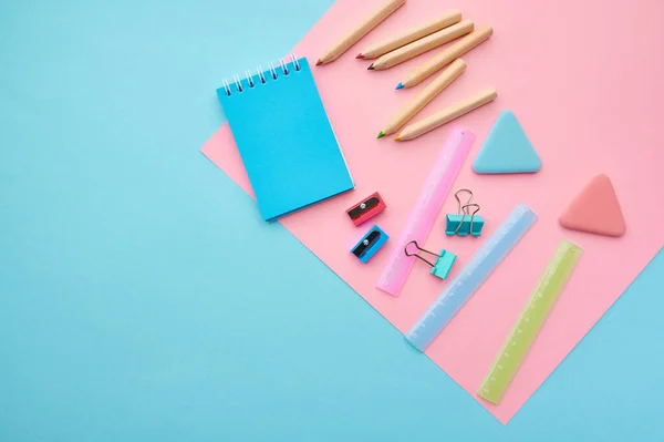 Material Escritório Fundo Azul Rosa Acessórios Para Escola Para Educação — Fotografia de Stock