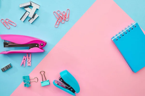 Stapler Och Gem Närbild Blå Och Rosa Bakgrund Förnödenheter För — Stockfoto