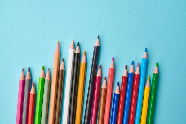 Set Kleurrijke Potloden Close Blauwe Achtergrond Kantoorbenodigdheden School Onderwijsbenodigdheden Schrijf — Stockfoto