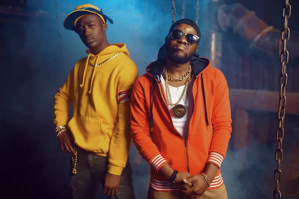 Twee stijlvolle rappers poseert in de studio — Stockfoto
