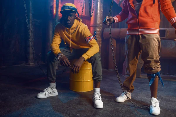 Dois rappers elegantes posa em estúdio — Fotografia de Stock