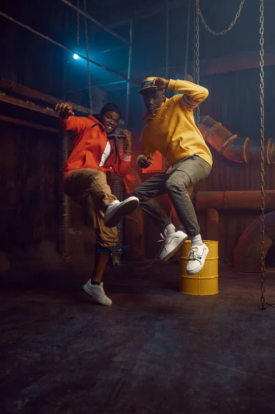 Dois rappers elegantes, breakdancing em estúdio — Fotografia de Stock