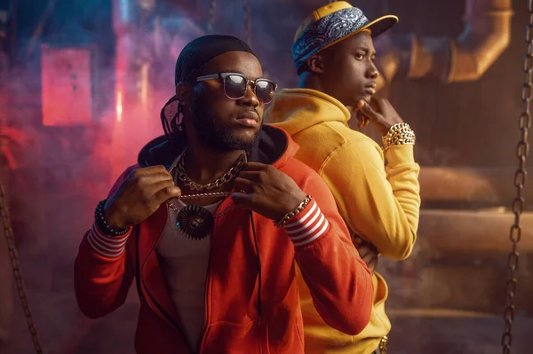 Twee serieuze rappers, breakdancing in de studio — Stockfoto