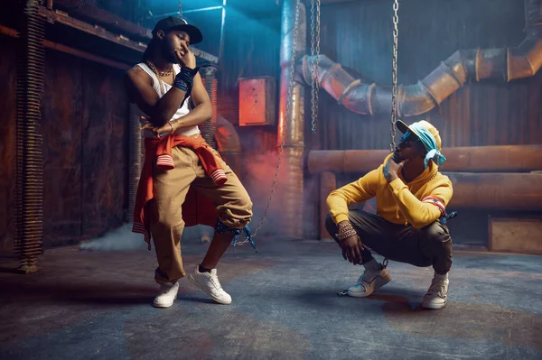 Rappers dancing, break-dance performing in studio — Stock Photo, Image