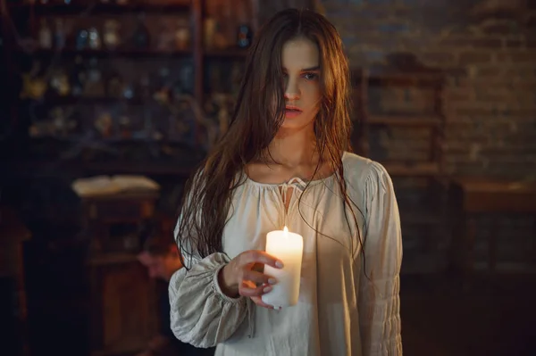Моторошна жінка тримає свічку, демони виганяють — стокове фото