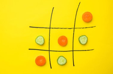 Havuç ve salatalık çapraz sıfır, sarı arkaplan