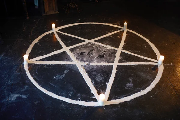Μαγικός κύκλος με αναμμένα κεριά, κανείς. — Φωτογραφία Αρχείου