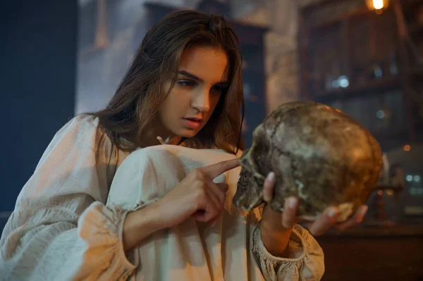 Straszna demoniczna kobieta trzyma ludzką czaszkę, egzorcyzmy — Zdjęcie stockowe