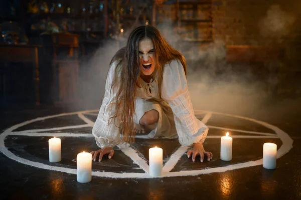 Τρελή γυναίκα που κάθεται σε μαγικό κύκλο με κεριά — Φωτογραφία Αρχείου