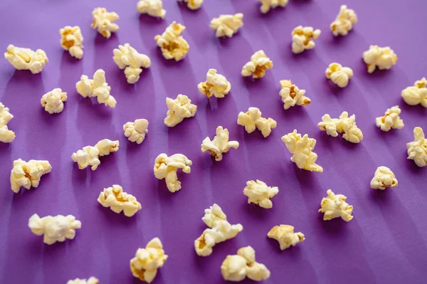 Popcorn patroon geïsoleerd op paarse achtergrond — Stockfoto