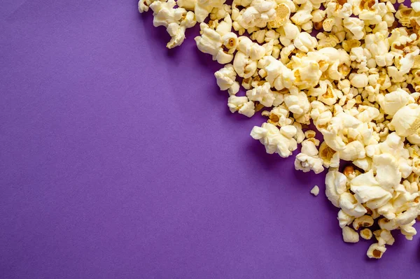 Granica popcornu izolowana na fioletowym tle — Zdjęcie stockowe