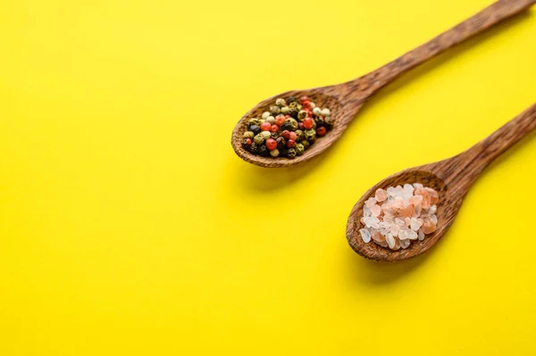 Geurende specerijen in lepel en rode peper, bovenaanzicht — Stockfoto