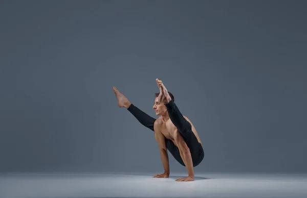 Man yoga doet twine gespleten op handen — Stockfoto