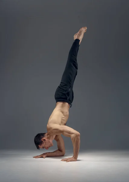 El yoga mantiene el equilibrio en las manos, la posición de meditación — Foto de Stock