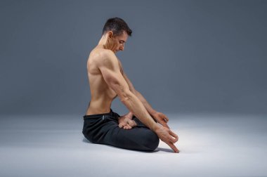 Erkek yoga klasik pozda madize eder.