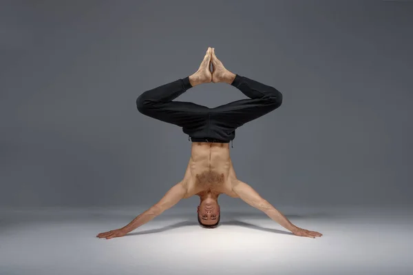 Männliches Yoga im Stehen auf Kopf und Händen — Stockfoto