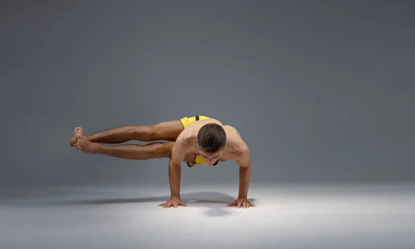 Yoga muscular se para en las manos en postura difícil — Foto de Stock