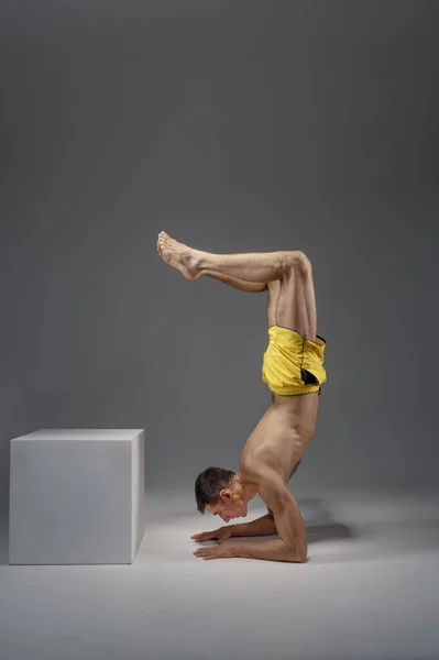 Yoga masculino de pie sobre sus codos, vista lateral — Foto de Stock