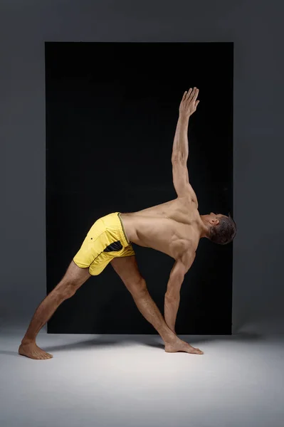 Yoga atlético fazendo exercício de alongamento em estúdio — Fotografia de Stock