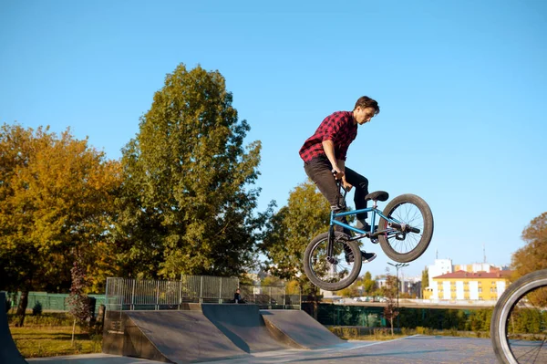 Bmx biker, jump in action, training in skatepark — 스톡 사진