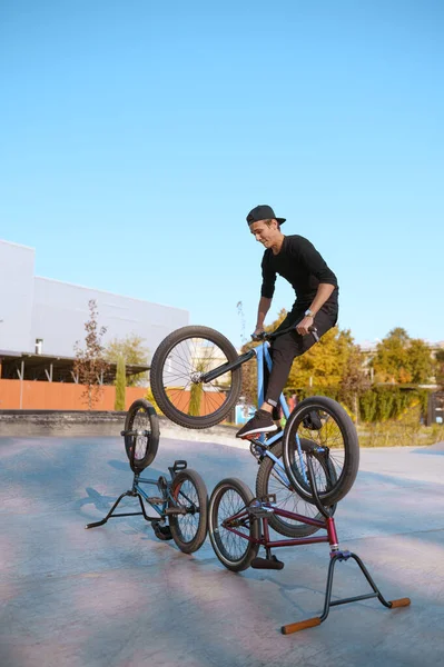 Bmx motorosok életmód, képzés skatepark — Stock Fotó